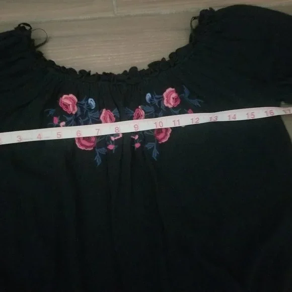 women's HOLLISTER off the shoulder TOP black EMBROIDERED FLOWERS size SMALL - Picture 4 of 8
